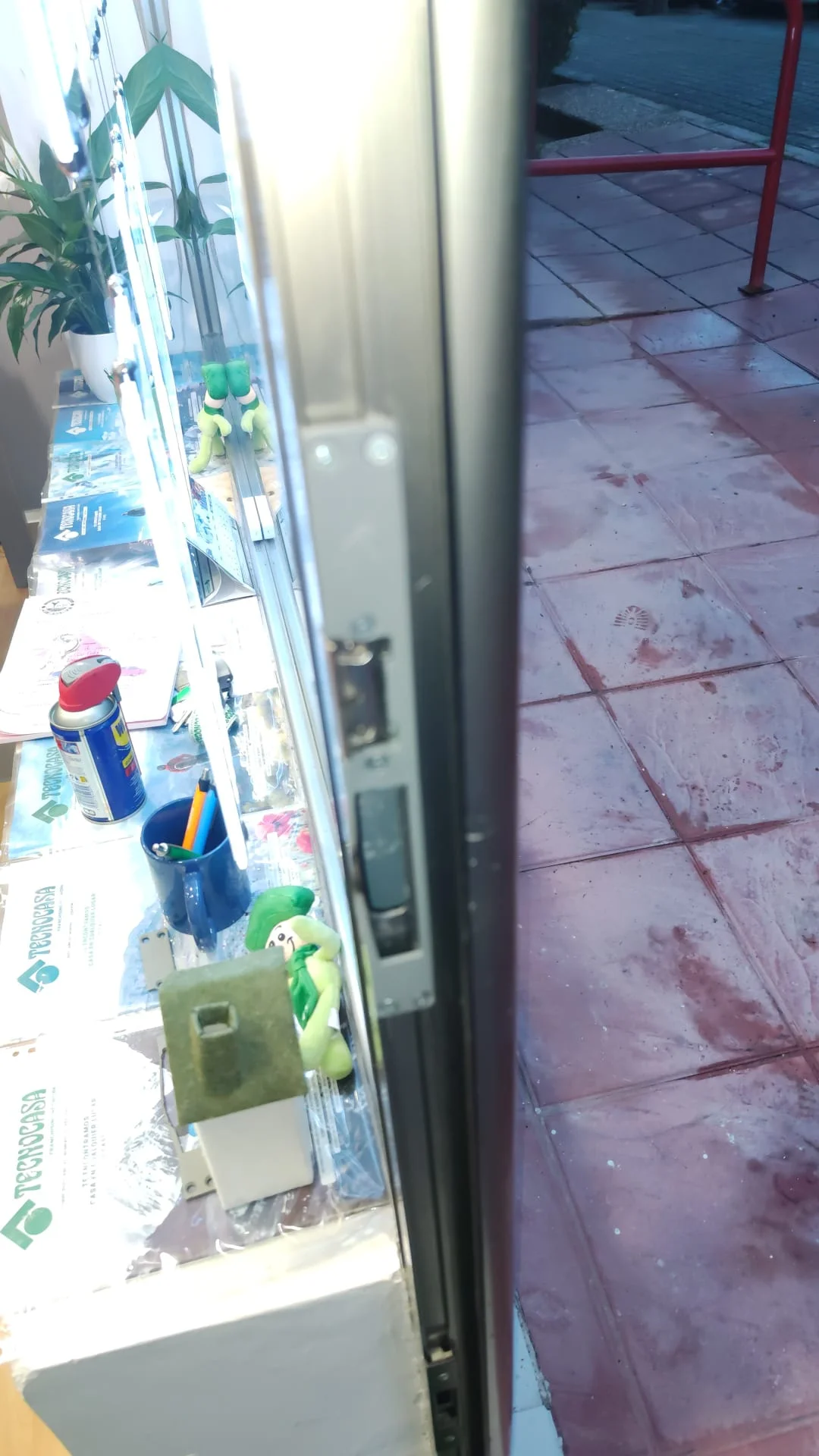 Después (frontal): cerradero/cierre nuevo instalado en el marco de la puerta