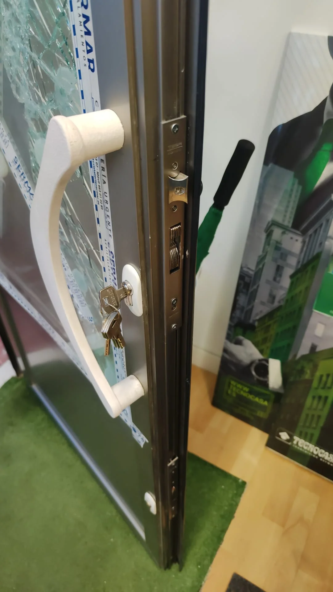 Después: puerta asegurada con material transparente en el hueco; juego de llaves nuevo y cerradura sustituida (vista interior)